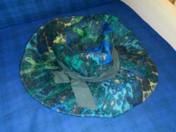 Cappello in tessuto tipo pile, falda larga