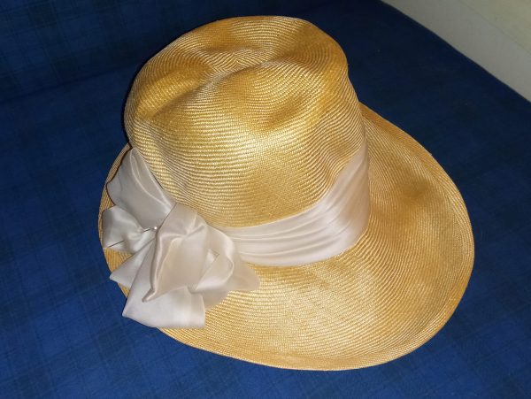 Cappellino vintage in paglia con fiocco