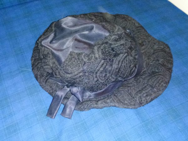 Cappellino da donna grigio scuro vintage ricamato