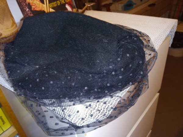 Cappello in stoffa con veletta
