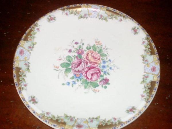 Piatto ceramica Limoges, decorato a mano e bordi dorati.